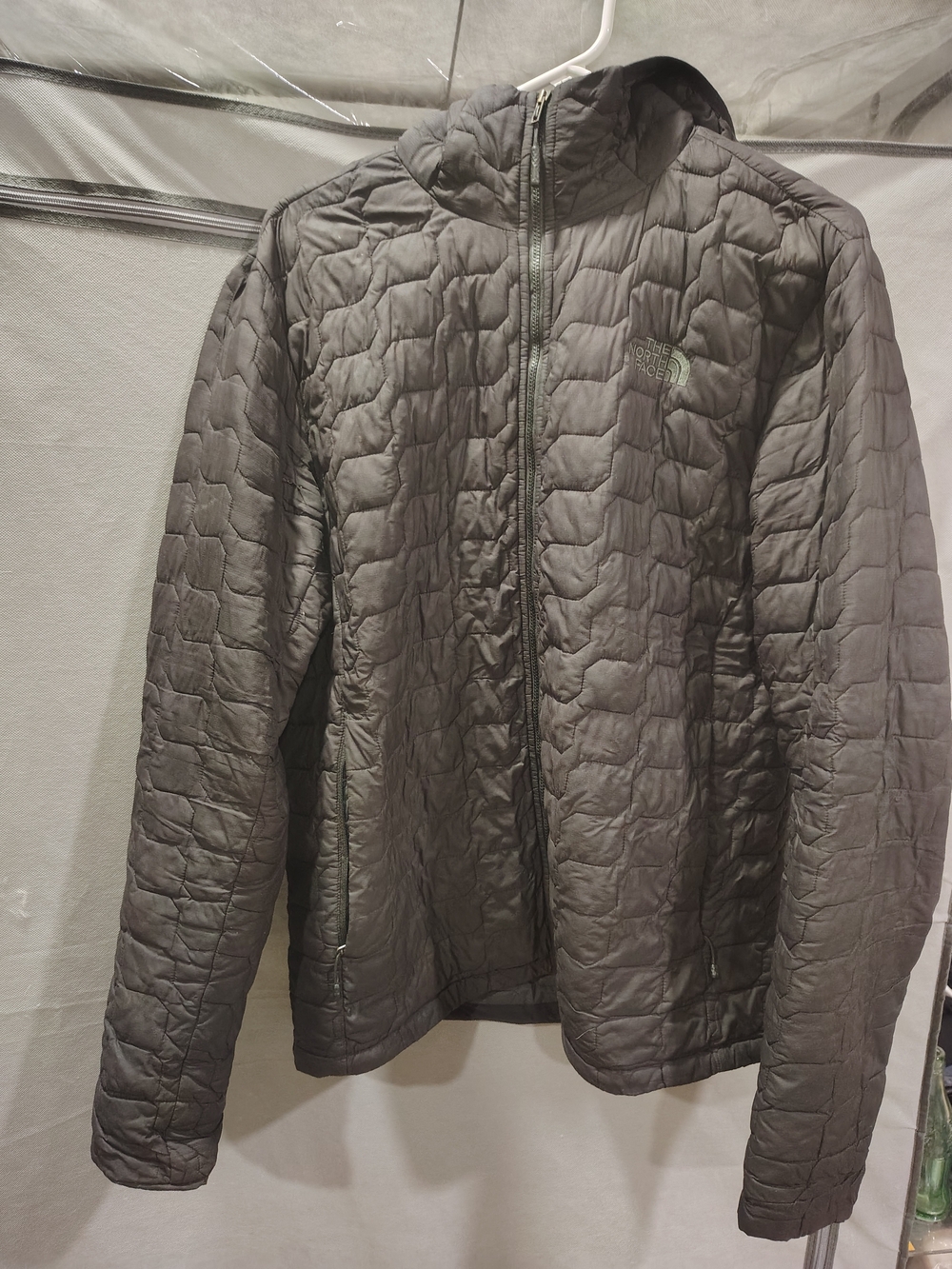 The North Face Men's Quilted Puffer Jacket - Charcoal Gray